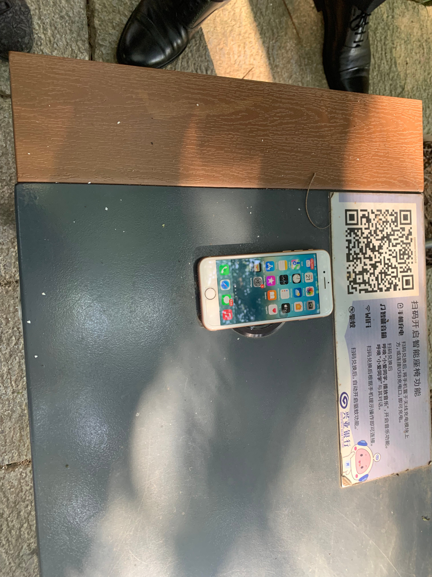 Trong Công viên Ngoại ô Phúc Sơn, tỉnh Phúc Kiến có những chiếc bàn "thân thiện với thể thao" như này. Người dùng cài ứng dụng đi bộ, chạy trong công viên một lúc là đủ điều kiện đặt điện thoại trên bàn để sạc phone hoặc yêu cầu bàn phát nhạc. Ảnh: Linh Nhi.