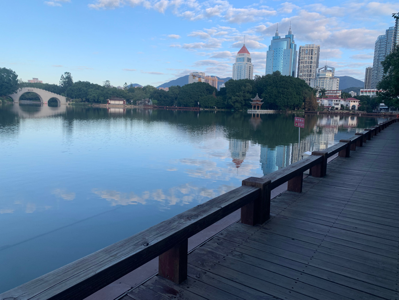 Hồ Tây (hồ nhân tạo) ở thành phố Phúc Châu, tỉnh Phúc Kiến đường gỗ rộng bao quanh hồ, rất tiện cho việc tập thể dục, dạo chơi ngắm cảnh. Ảnh: Linh Nhi.