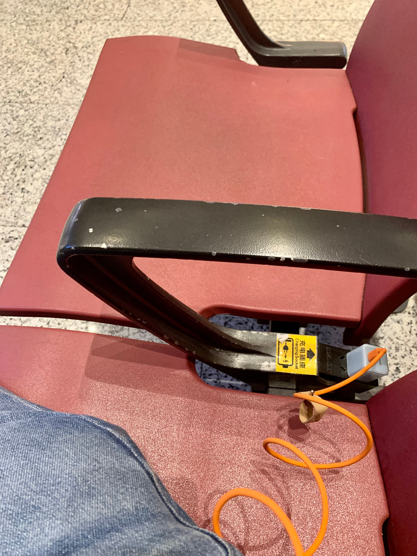 Ổ cắm điện nằm gọn gàng trên tay ghế dành cho hành khách ở sân bay Quảng Châu, tỉnh Quảng Đông. Ảnh: Linh Nhi.