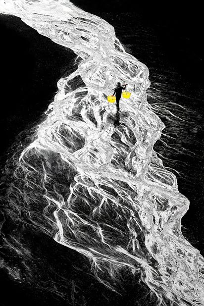 Chia Jung Chou đến từ Đài Loan (Trung Quốc) đã chụp ảnh một bãi biển ở tỉnh Phúc Kiến, Trung Quốc và gọi nó là phép ẩn dụ cho cây đời (giải thưởng quốc gia). Ảnh: Chia Jung Chou.