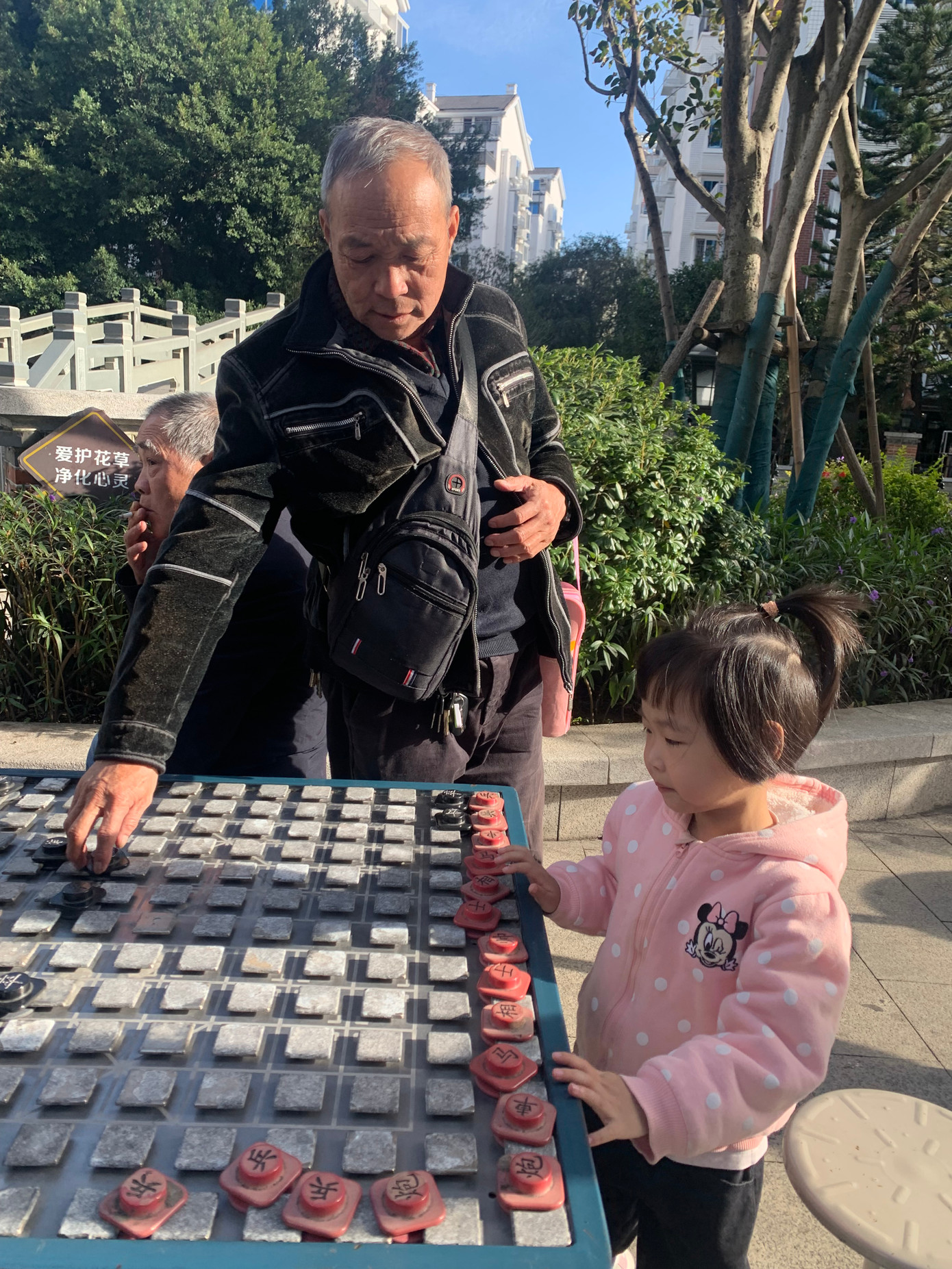 Bàn cờ tướng ngoài trời ở Khu dân cư bình dân Jia He Yuan, thành phố Phúc Châu, tỉnh Phúc Kiến. Người chơi có thể di chuyển quân cờ theo rãnh, nhưng không bỏ ra ngoài bàn cờ được. Ảnh: Linh Nhi.