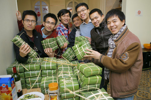 Du học sinh Việt Nam tại Pháp gói bánh chưng đón Tết Nhâm Thìn.