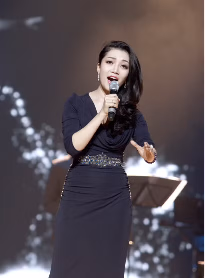 Phạm Thu Hà với "Khi màu nắng tắt". Phạm Thu Hà với