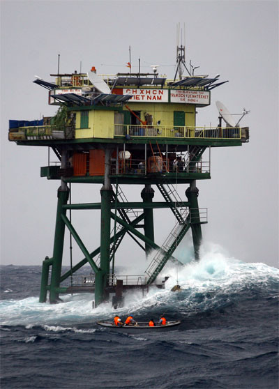 Dưới những cơn sóng dữ, hàng hóa được đưa lên nhà giàn bằng dây