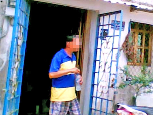 Người đàn ông chở đậu nành rang về đến nhà ở H.Bình Chánh. Người đàn ông chở đậu nành rang về đến nhà ở H.Bình Chánh