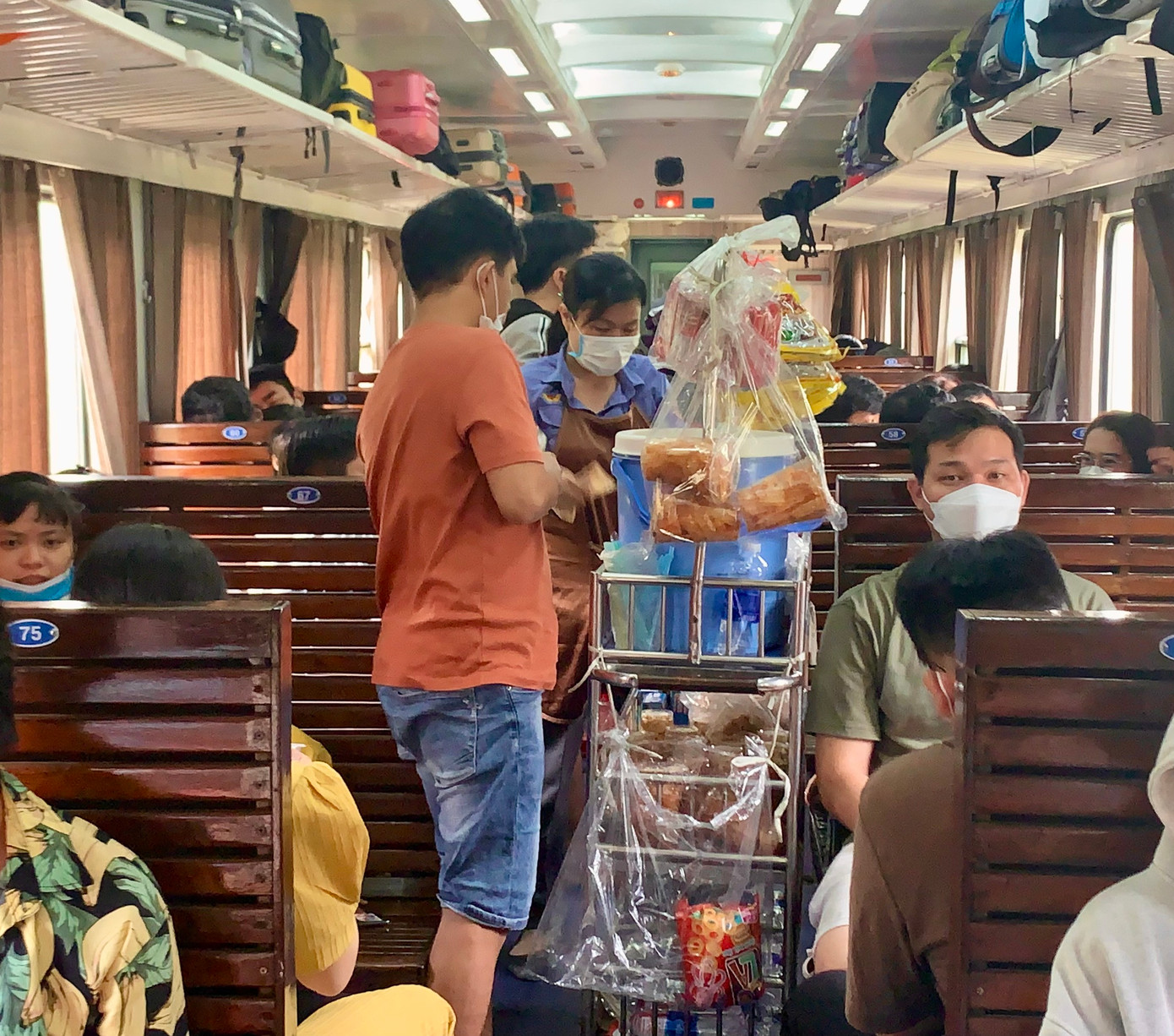 Hành khách chật kín trên các toa tàu. Ảnh: Thùy Linh Hành khách chật kín trên các toa tàu. Ảnh: Thùy Linh