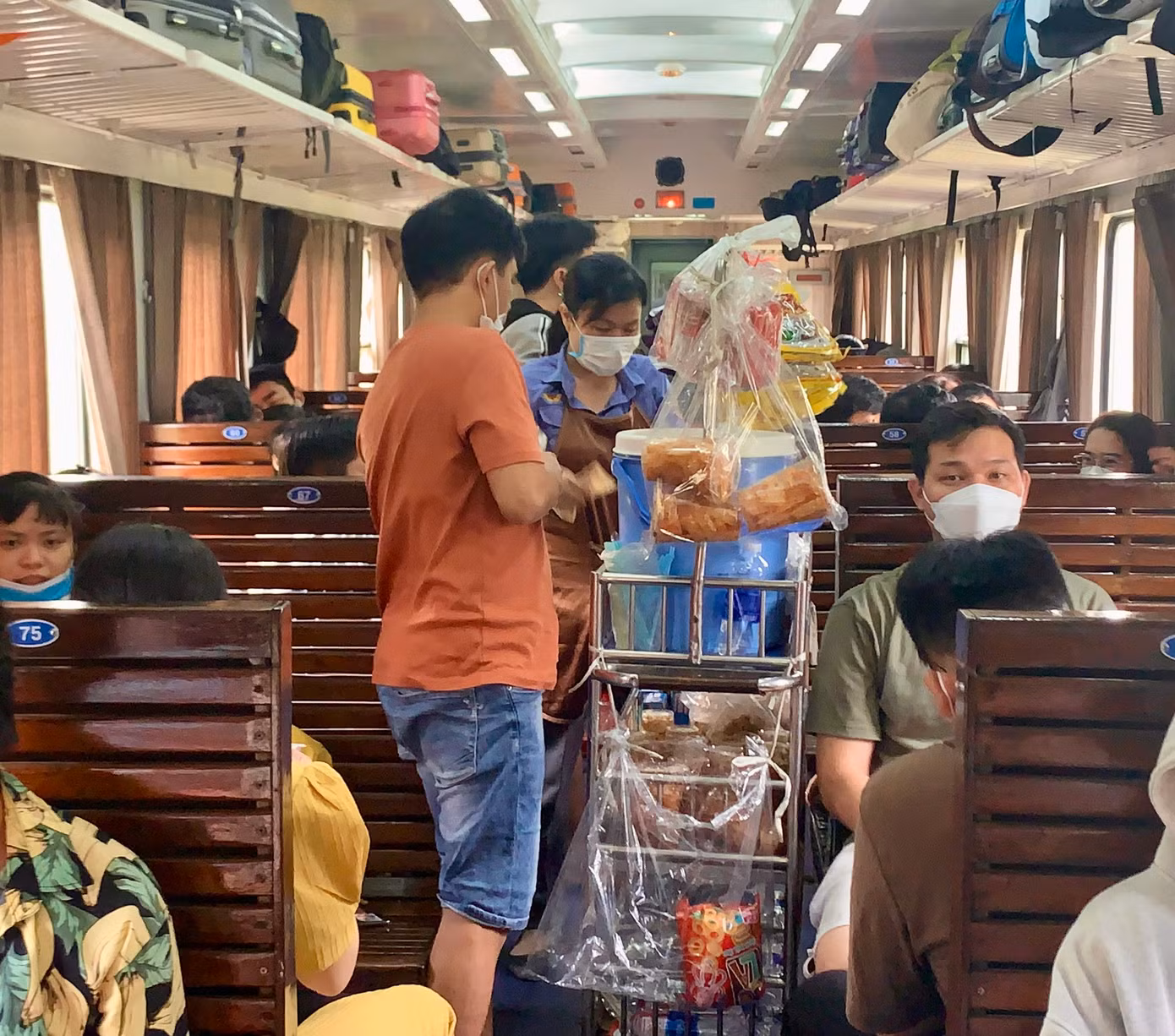 Hành khách chật kín trên các toa tàu. Ảnh: Thùy Linh Hành khách chật kín trên các toa tàu. Ảnh: Thùy Linh