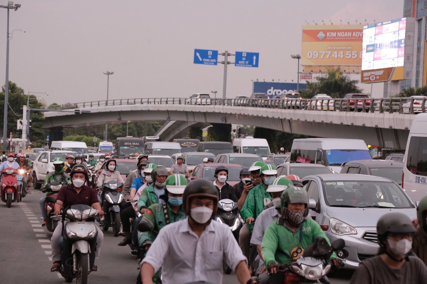 Ùn ứ khu vực đường Trường Sơn - đoạn phía trước sân bay Tân Sơn Nhất. Ùn ứ khu vực đường Trường Sơn - đoạn phía trước sân bay Tân Sơn Nhất.
