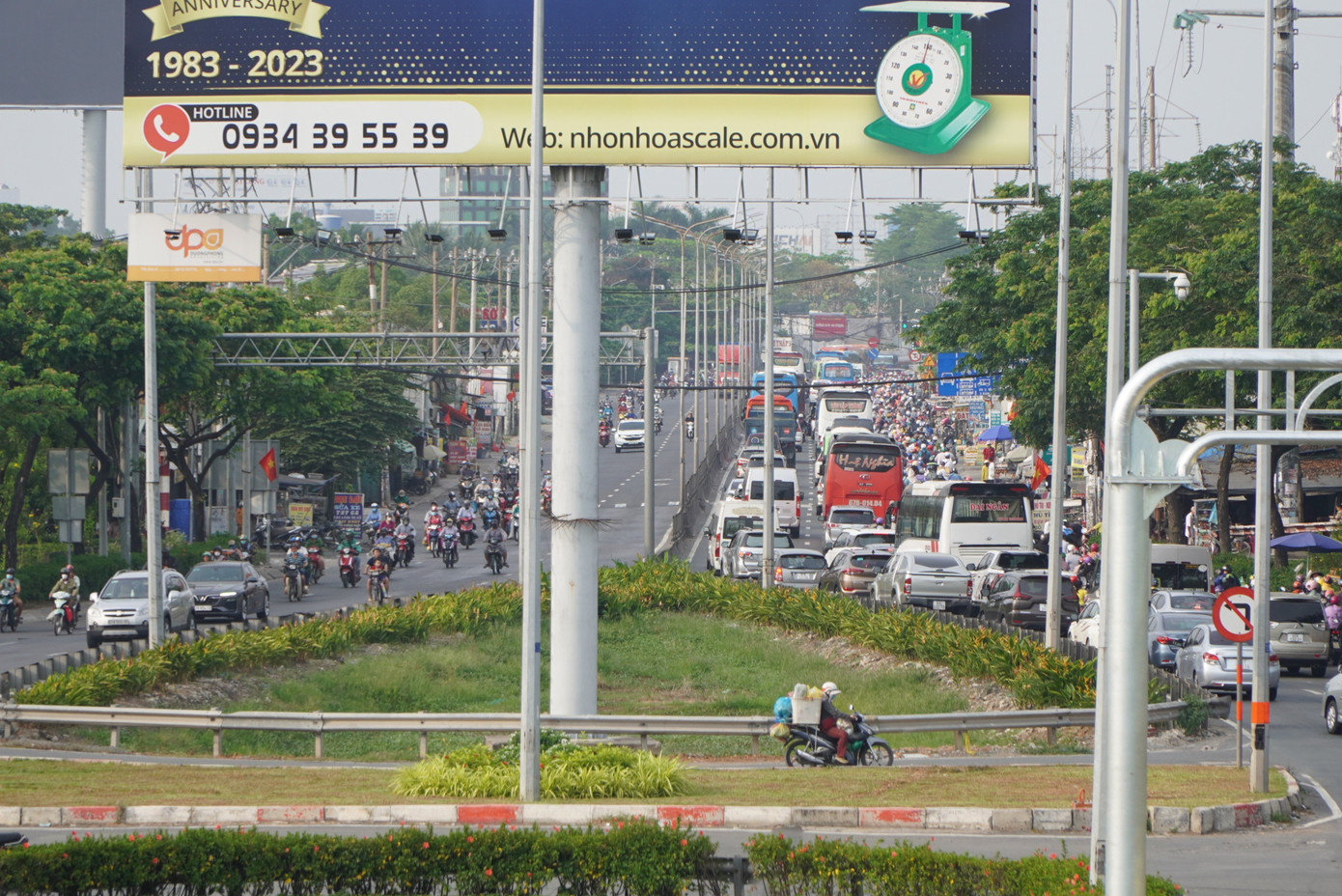 Người dân ùn ùn đổ về quê nghỉ Lễ. Người dân ùn ùn đổ về quê nghỉ Lễ.