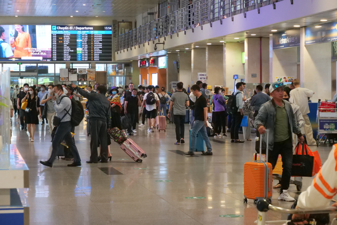 Theo dự báo, ngày mai (29/4) là ngày cao điểm nhất kỳ nghỉ, Cảng Hàng không quốc tế Tân Sơn Nhất dự kiến khai thác khoảng 814 chuyến bay.