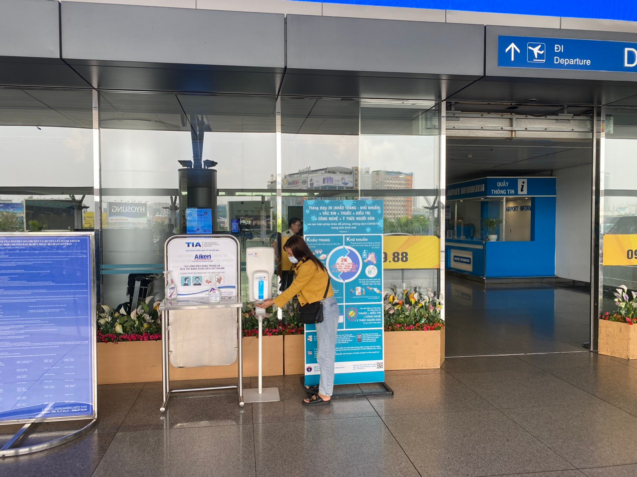 Tại Nhà ga quốc nội và quốc tế phải kiểm tra thường xuyên các quầy kệ để cồn sát khuẩn và thường xuyên rà soát, thay pin các máy rửa tay sát khuẩn tự động. Ảnh: Chi Linh