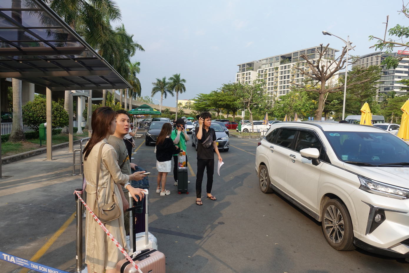 Khu vực đón xe taxi công nghệ ở ga quốc tế - sân bay Tân Sơn Nhất.
