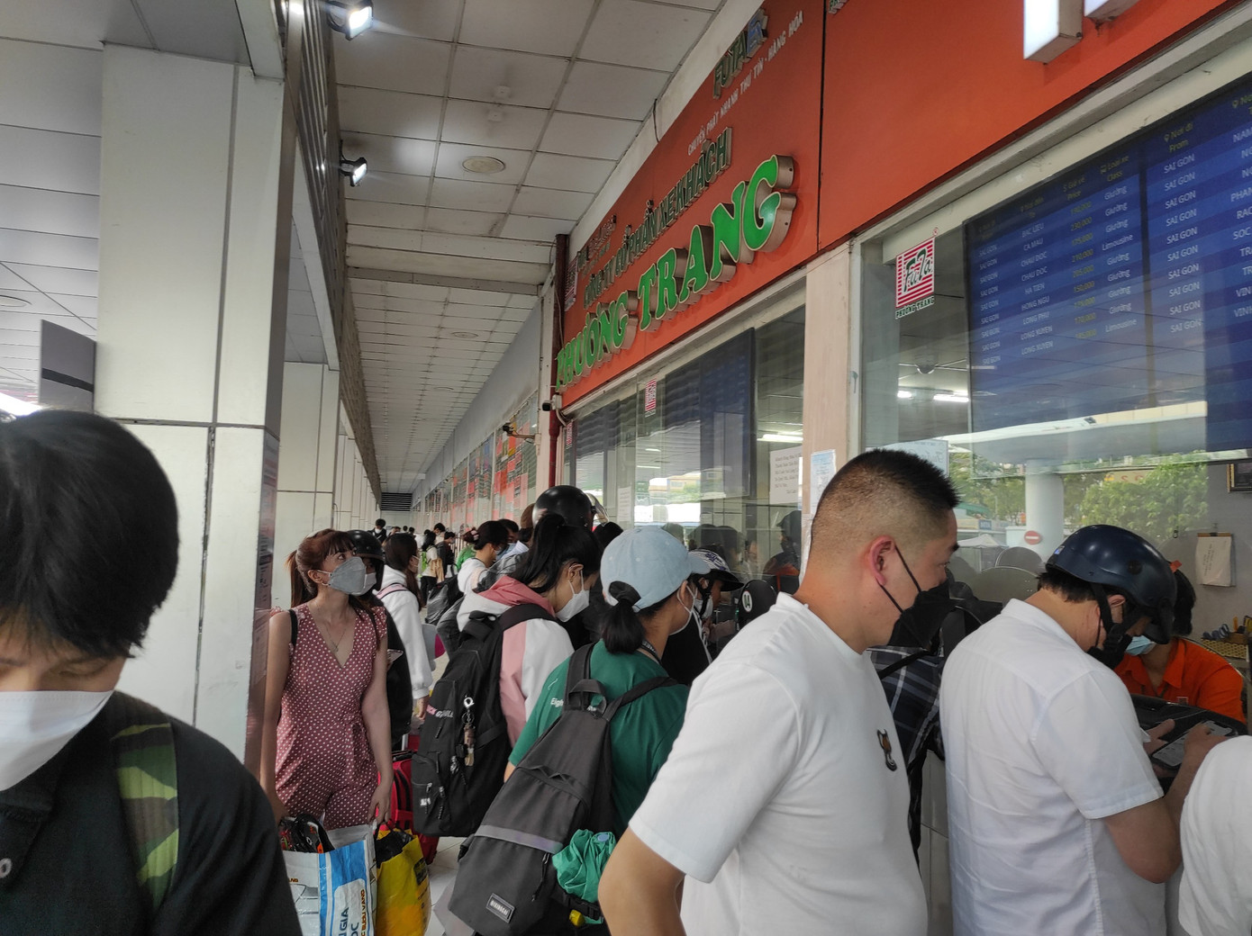 Cũng trong buổi chiều 28/4, tại các bến xe khách, như Bến xe Miền Đông (quận Bình Thạnh), Bến xe Miền Tây (quận Bình Tân) đều tấp nập hành khách đến mua vé về quê nghỉ lễ. Ảnh: Khu vực quầy vé nhà xe Phương Trang - bến xe Miền Tây đông đúc hành khách đến mua vé.