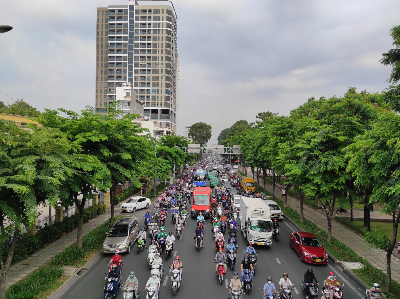 Dòng phương tiện đông đúc trên đường Hoàng Văn Thụ vào chiều 28/4.