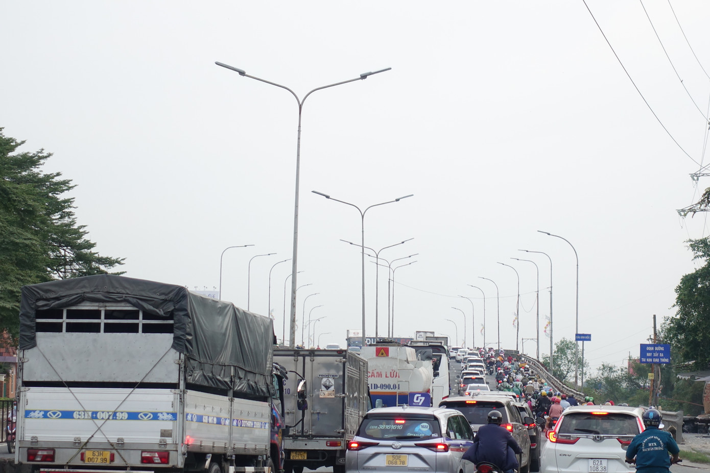 Trong khi đó, tại tuyến quốc lộ 1 - cửa ngõ phía tây TPHCM, lượng phương tiện bắt đầu tăng từ 16h30 chiều 28/4.