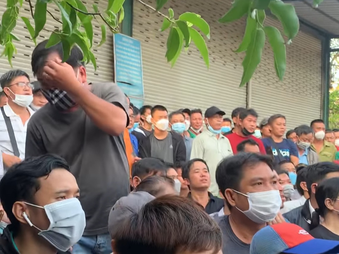 Trung tâm đăng kiểm 50-05V (quận 12, TPHCM) đông kín người đến nhận phiếu hẹn vào sáng 25/4. Ảnh: MXH