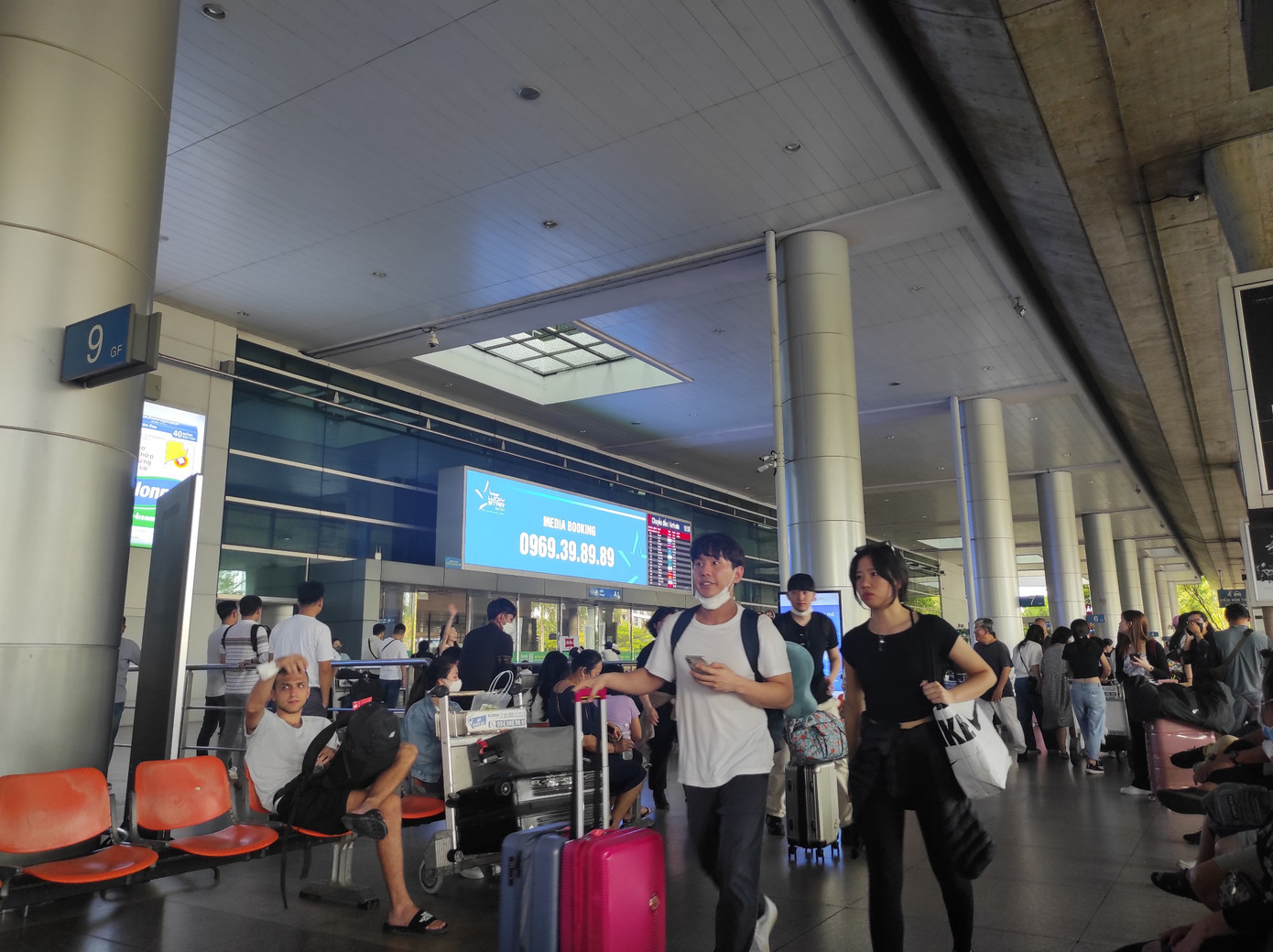 Theo đại diện Cảng Hàng không quốc tế Tân Sơn Nhất, tổng số hành khách đi, đến trong ngày 29/4 là 129.014 hành khách với 744 chuyến bay.