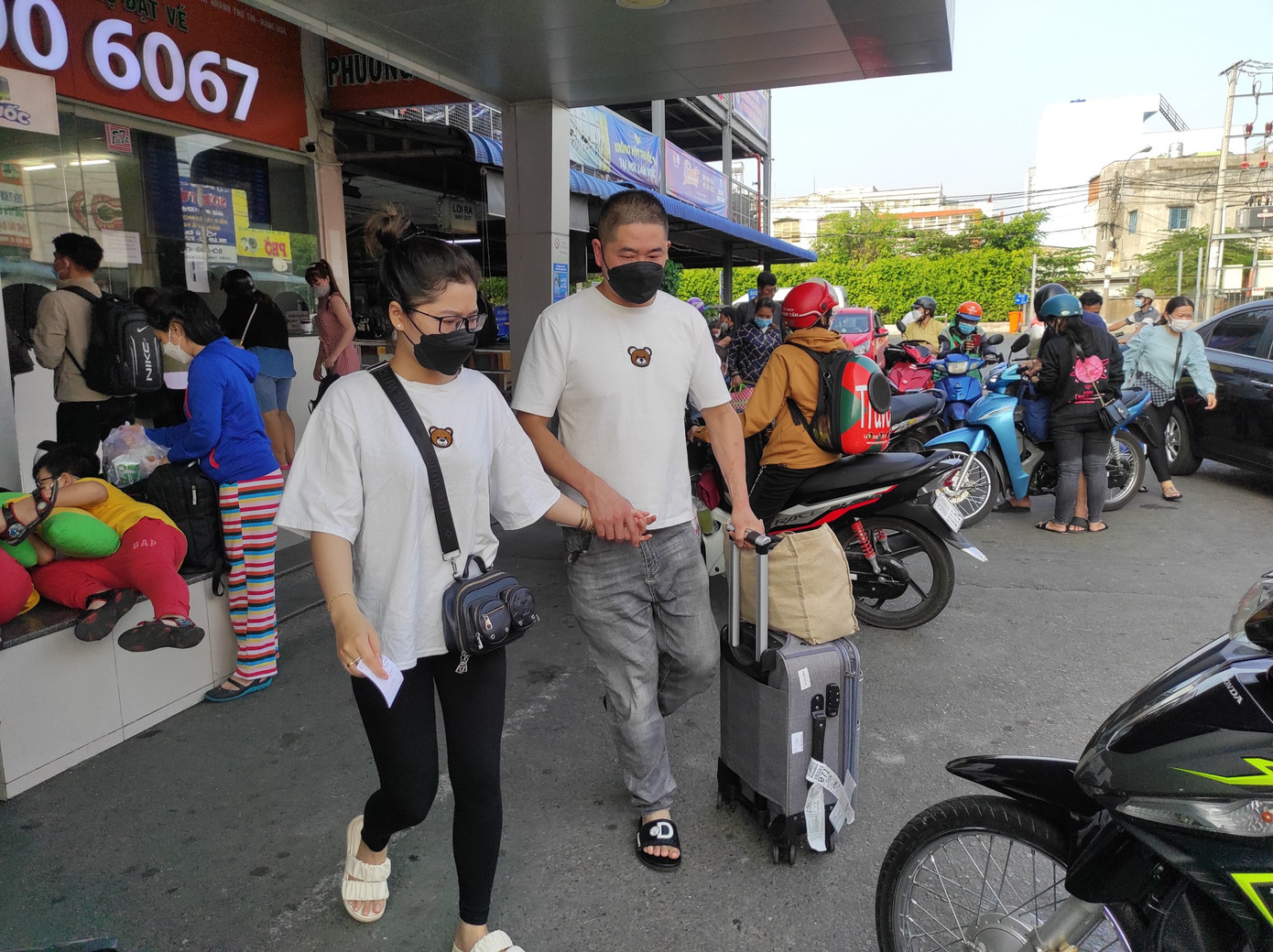 Người dân lỉnh kỉnh hành lý chuẩn bị về quê nghỉ lễ.