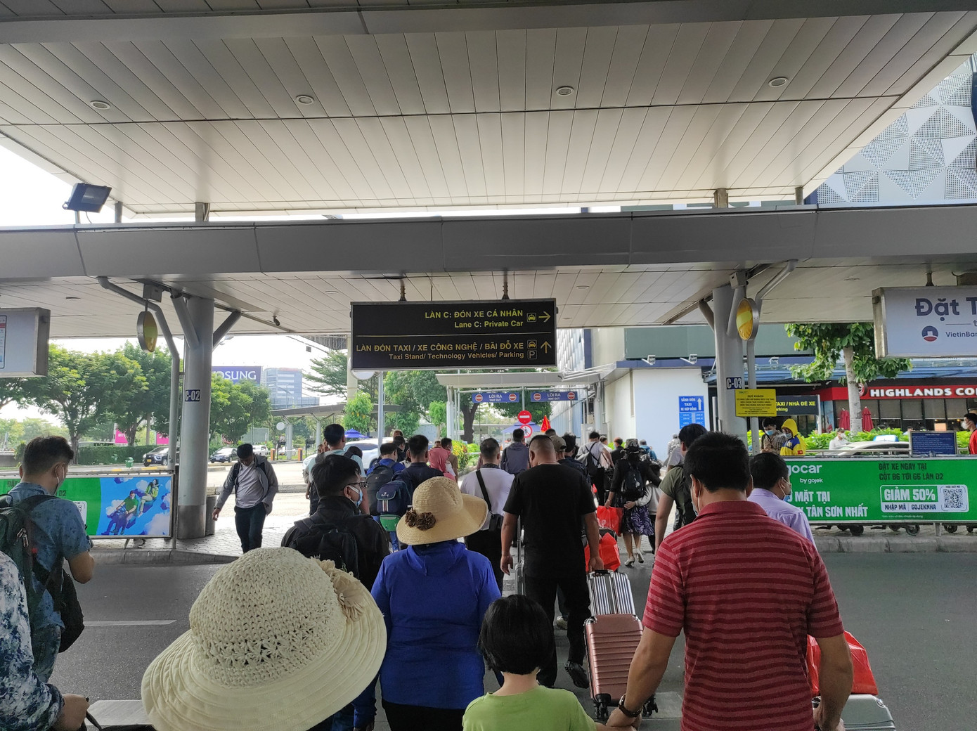 Trước đó, ngày hôm qua (28/4) sân bay Tân Sơn Nhất đón 126.753 hành khách với 733 chuyến bay.