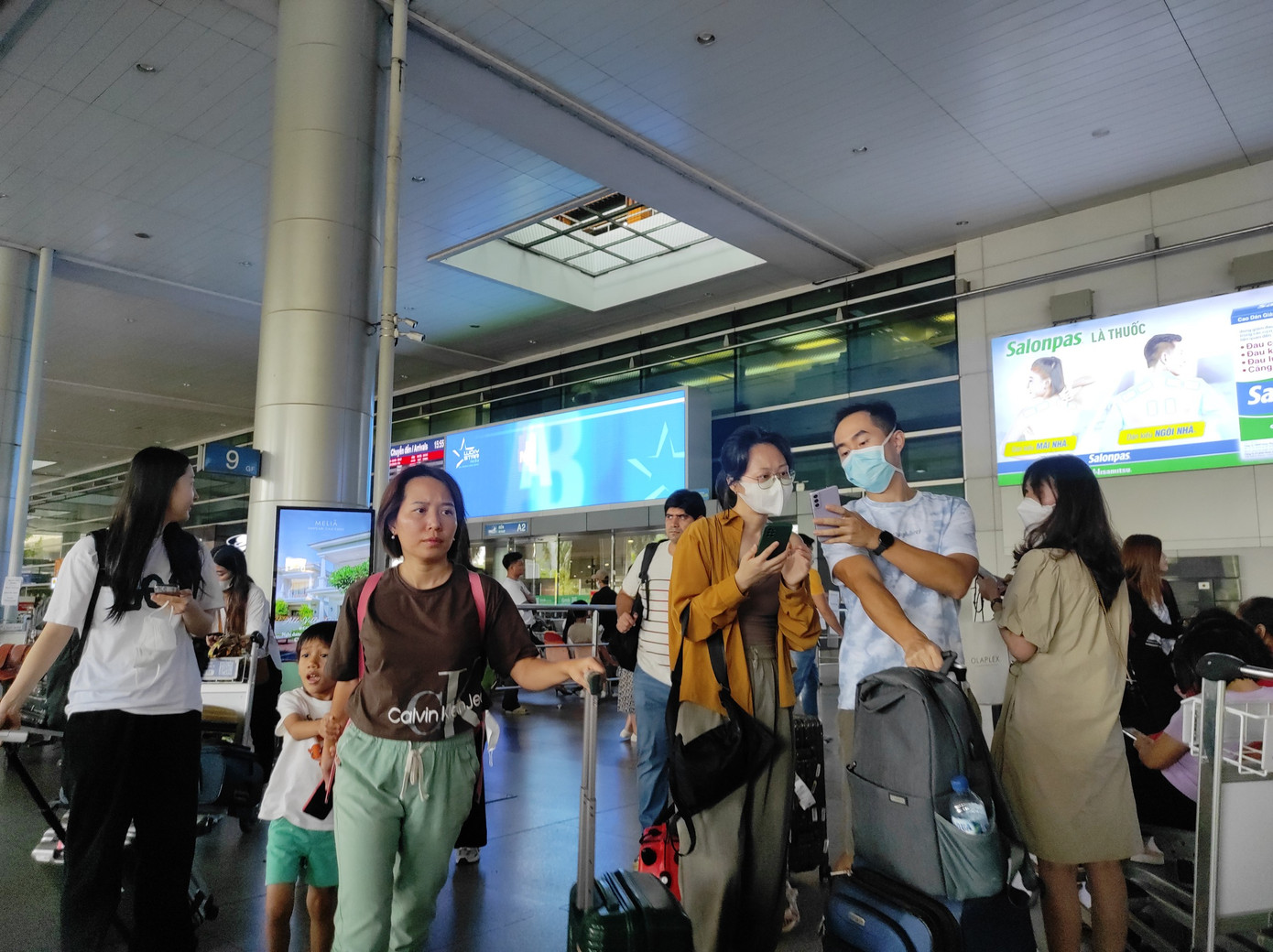 Đến chiều 29/4, sân bay Tân Sơn Nhất tiếp tục đón lượng lớn hành khách đi và đến trong dịp nghỉ lễ. Hình ảnh ghi nhận tại ga quốc tế - sân bay Tân Sơn Nhất.