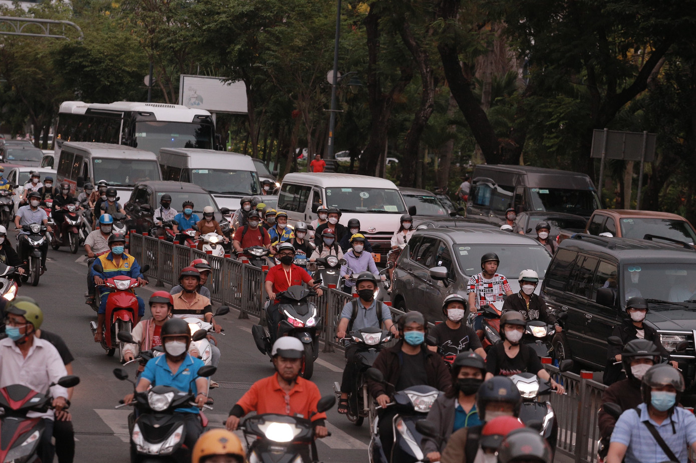 Đến gần 18h20 cùng ngày, tình hình giao thông qua khu vực xung quanh sân bay Tân Sơn Nhất dần được cải thiện. Đến gần 18h20 cùng ngày, tình hình giao thông qua khu vực xung quanh sân bay Tân Sơn Nhất dần được cải thiện.