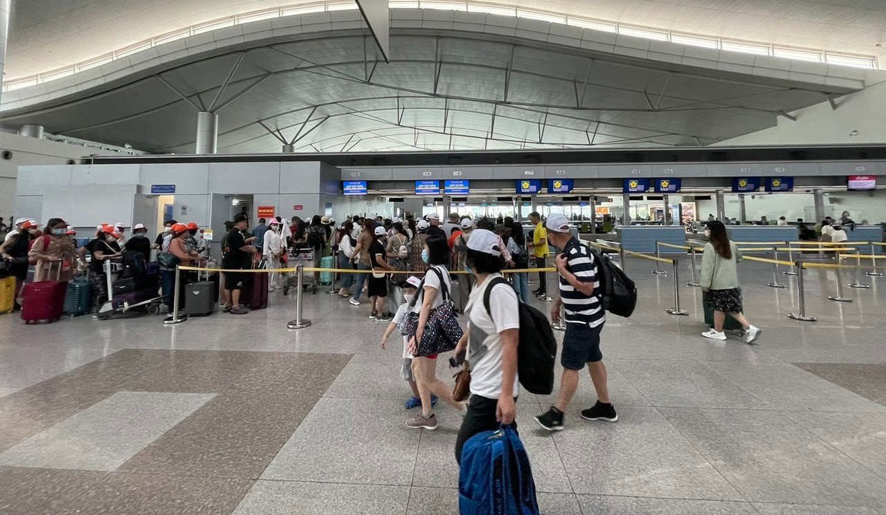 Cảng HKQT Tân Sơn Nhất sẽ bố trí Tổ phản ứng nhanh kiểm tra, giám sát nhằm phát hiện, phối hợp Đồn Công an cảng xử lý các đối tượng cò mồi, xe dù hoạt động trong khu vực nội cảng.