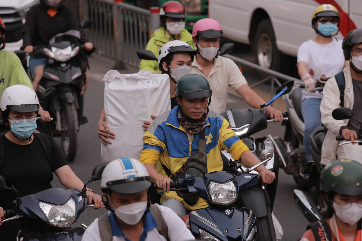 Dòng phương tiện di chuyển chậm qua khu vực đường Trần Quốc Hoàn - Cộng Hòa. Dòng phương tiện di chuyển chậm qua khu vực đường Trần Quốc Hoàn - Cộng Hòa.