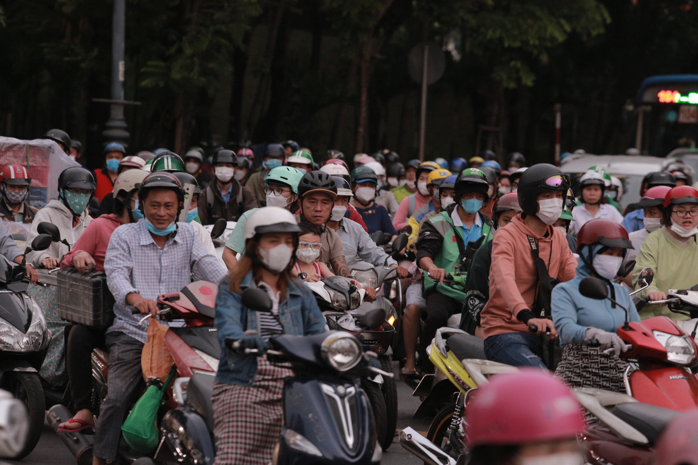 Lưu lượng phương tiện tăng vọt trong giờ tan tầm chiều 28/4. Lưu lượng phương tiện tăng vọt trong giờ tan tầm chiều 28/4.