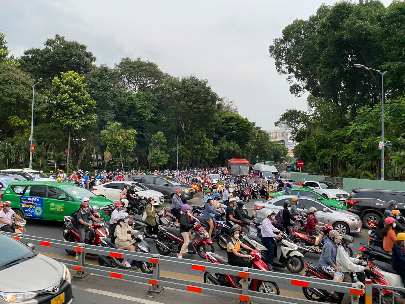 Chiều 28/4, kết thúc ngày làm việc cuối trước kỳ nghỉ Giỗ Tổ Hùng Vương và 30/4-1/5, một loạt tuyến đường ở khu vực xung quanh sân bay Tân Sơn Nhất như: Bạch Đằng, Trường Sơn, Trần Quốc Hoàn, Hoàng Văn Thụ, Cộng Hòa (quận Tân Bình) đều xảy ra ùn ứ. Chiều 28/4, kết thúc ngày làm việc cuối trước kỳ nghỉ Giỗ Tổ Hùng Vương và 30/4-1/5, một loạt tuyến đường ở khu vực xung quanh sân bay Tân Sơn Nhất như: Bạch Đằng, Trường Sơn, Trần Quốc Hoàn, Hoàng Văn Thụ, Cộng Hòa (quận Tân Bình) đều xảy ra ùn ứ.