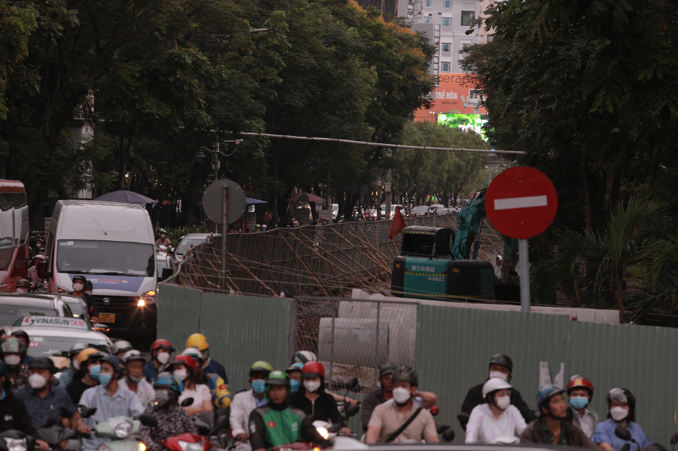 Khu vực đường Trần Quốc Hoàn đang thi công xảy ra ùn ứ vào chiều 28/4. Khu vực đường Trần Quốc Hoàn đang thi công xảy ra ùn ứ vào chiều 28/4.