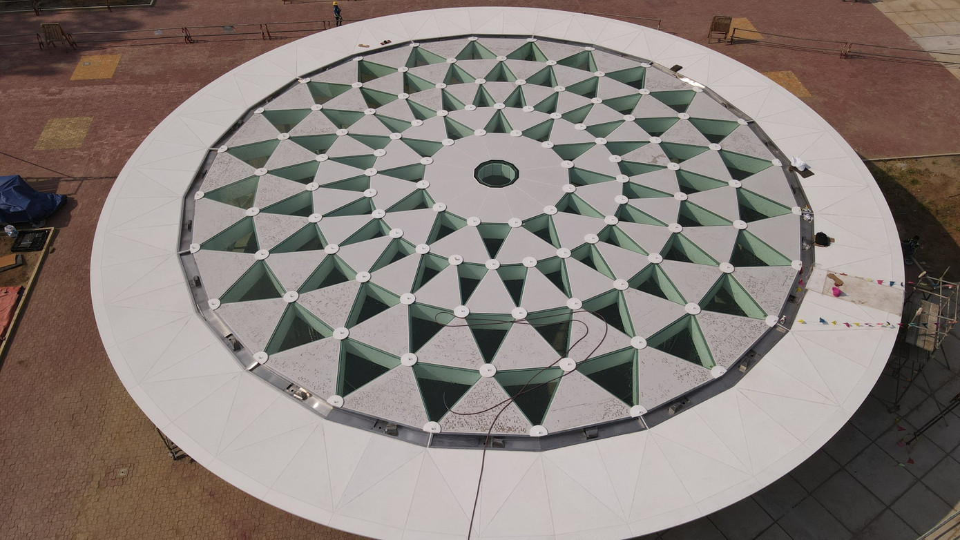 Giếng trời của nhà ga Bến Thành được thiết kế với phối cảnh nhìn từ trên xuống có hình hoa sen, được đan xen bởi 2 vật liệu chính là kính và tấm nhôm tổ ong. Phần lớn các vật liệu nhập khẩu trực tiếp từ Nhật Bản có khả năng chống chịu thời tiết tốt cũng như cách nhiệt vượt trội.