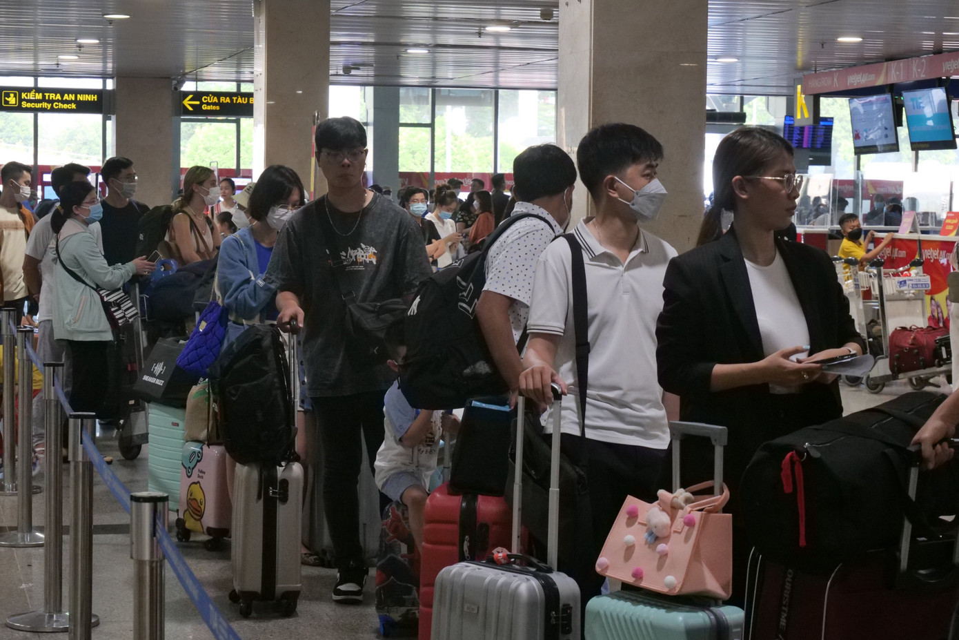 Dự kiến, tổng lượng khách qua sân bay Tân Sơn Nhất trong dịp lễ này là gần 760.000 lượt. Theo thống kê, tổng số chuyến bay qua sân bay này tăng gần 19% và tổng số khách tăng gần 33% so với cùng kỳ năm 2022.