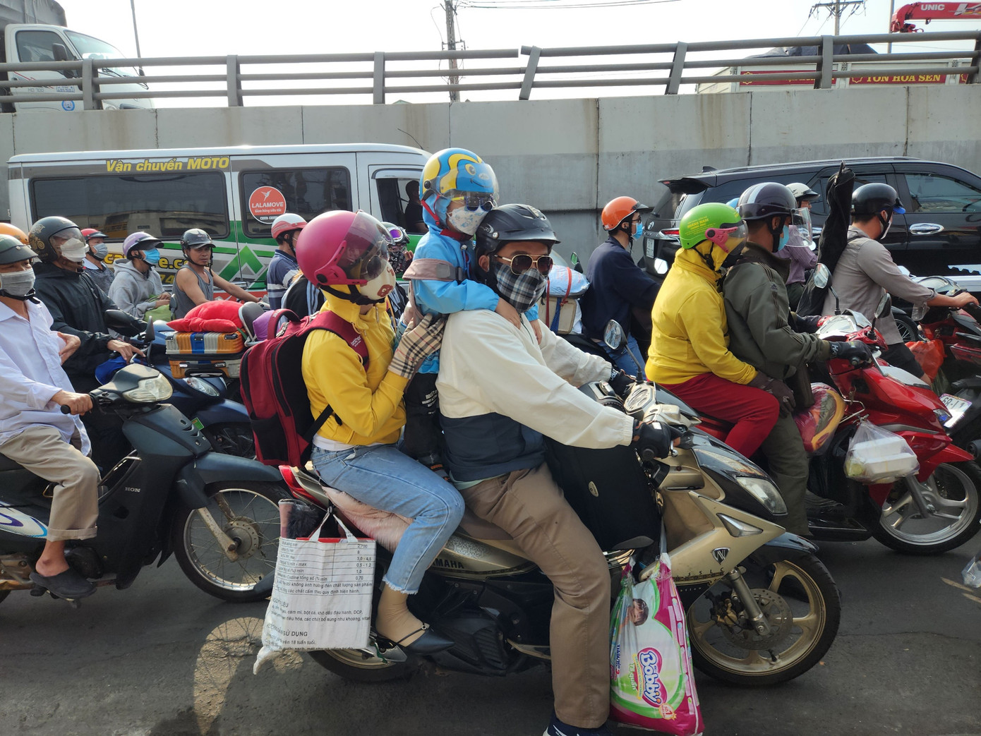 Thời tiết nắng nóng khiến nhiều người cảm thấy mệt mỏi. Thời tiết nắng nóng khiến nhiều người cảm thấy mệt mỏi.