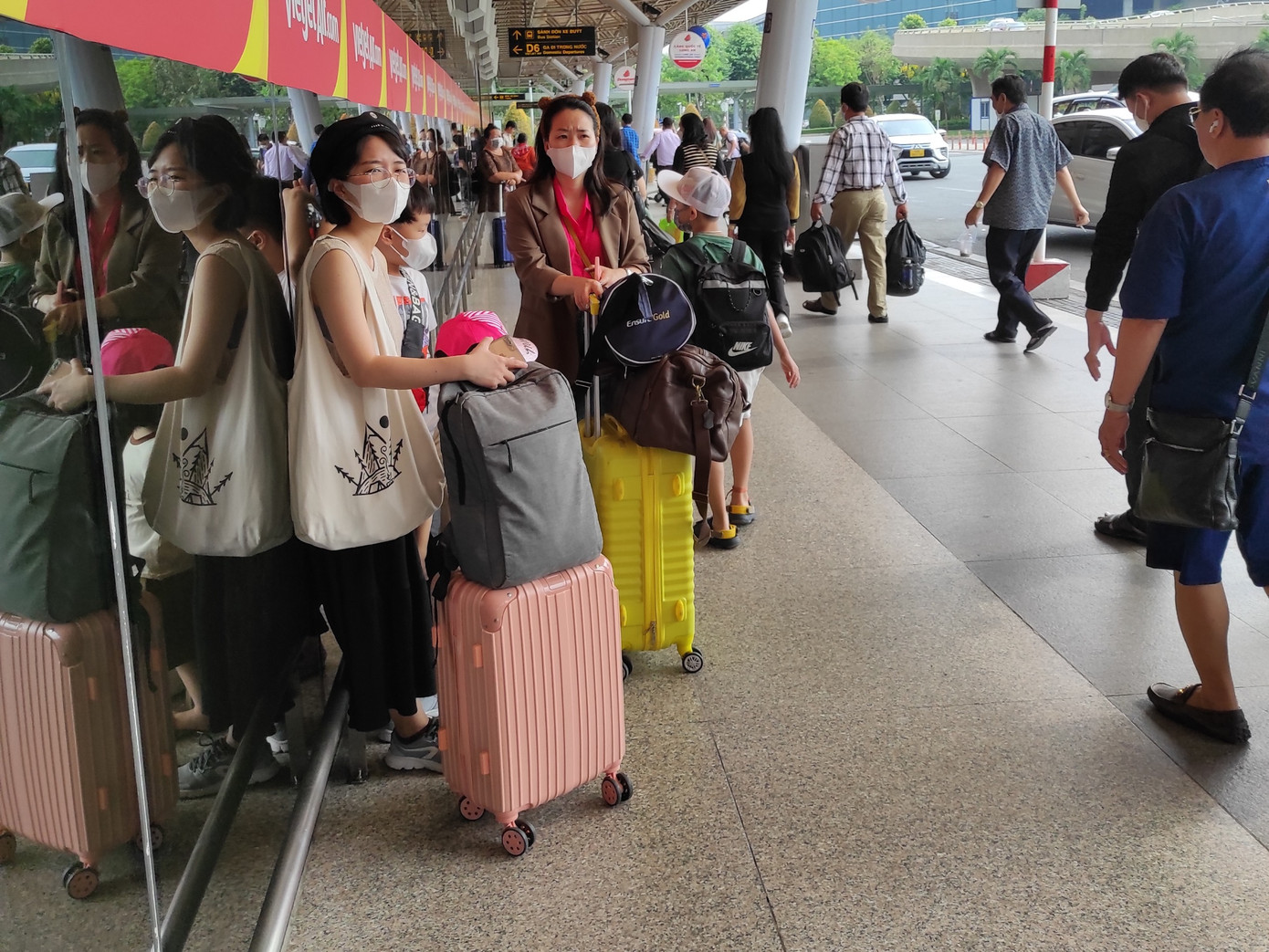 Trong đó, ga quốc nội đón 83.186 khách với 510 chuyến bay, ga quốc tế đón 45.828 khách với 234 chuyến bay.