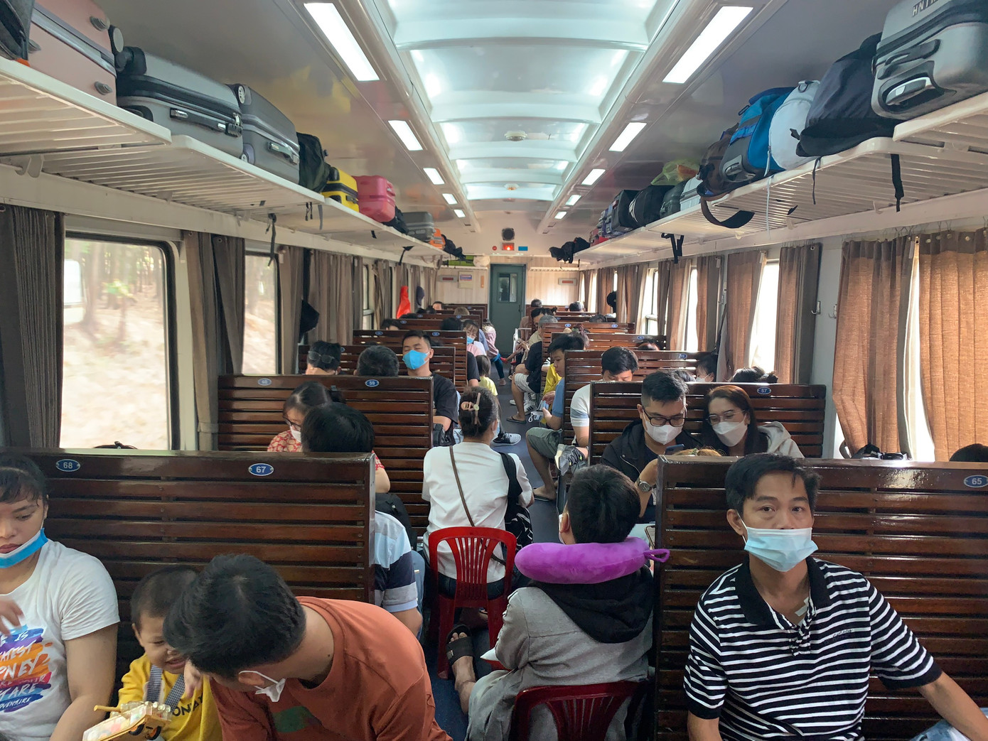 Trong ngày cao điểm, nhiều hành khách phải ngồi ghế phụ. Ảnh: Thùy Linh Trong ngày cao điểm, nhiều hành khách phải ngồi ghế phụ. Ảnh: Thùy Linh