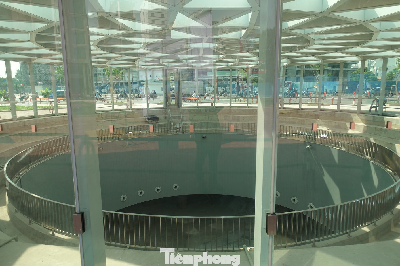 Với thiết kế tường kính bao bọc xung quanh tạo nên không gian mở cho công trình, giúp cho hành khách đi metro có thể nhìn trực diện qua chợ Bến Thành, hoặc du khách bên trên có thể nhìn ngắm các hoạt động nhà ga bên dưới.