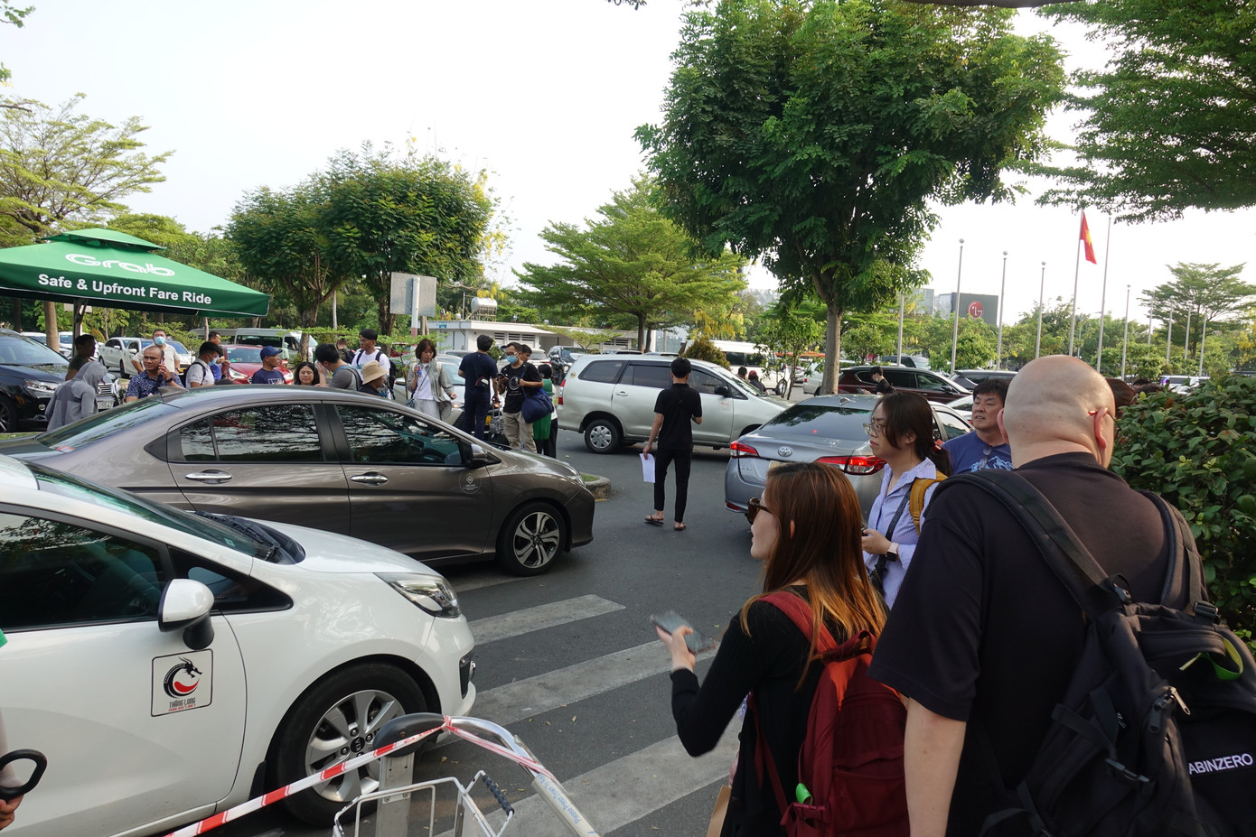 Trước đó, để giảm ùn ứ, Cảng Hàng không quốc tế Tân Sơn Nhất đã thay đổi khu vực đón khách tại ga quốc tế đến của xe taxi công nghệ từ 5 vị trí làn B chuyển sang 11 vị trí tại bãi đỗ xe ga quốc tế.