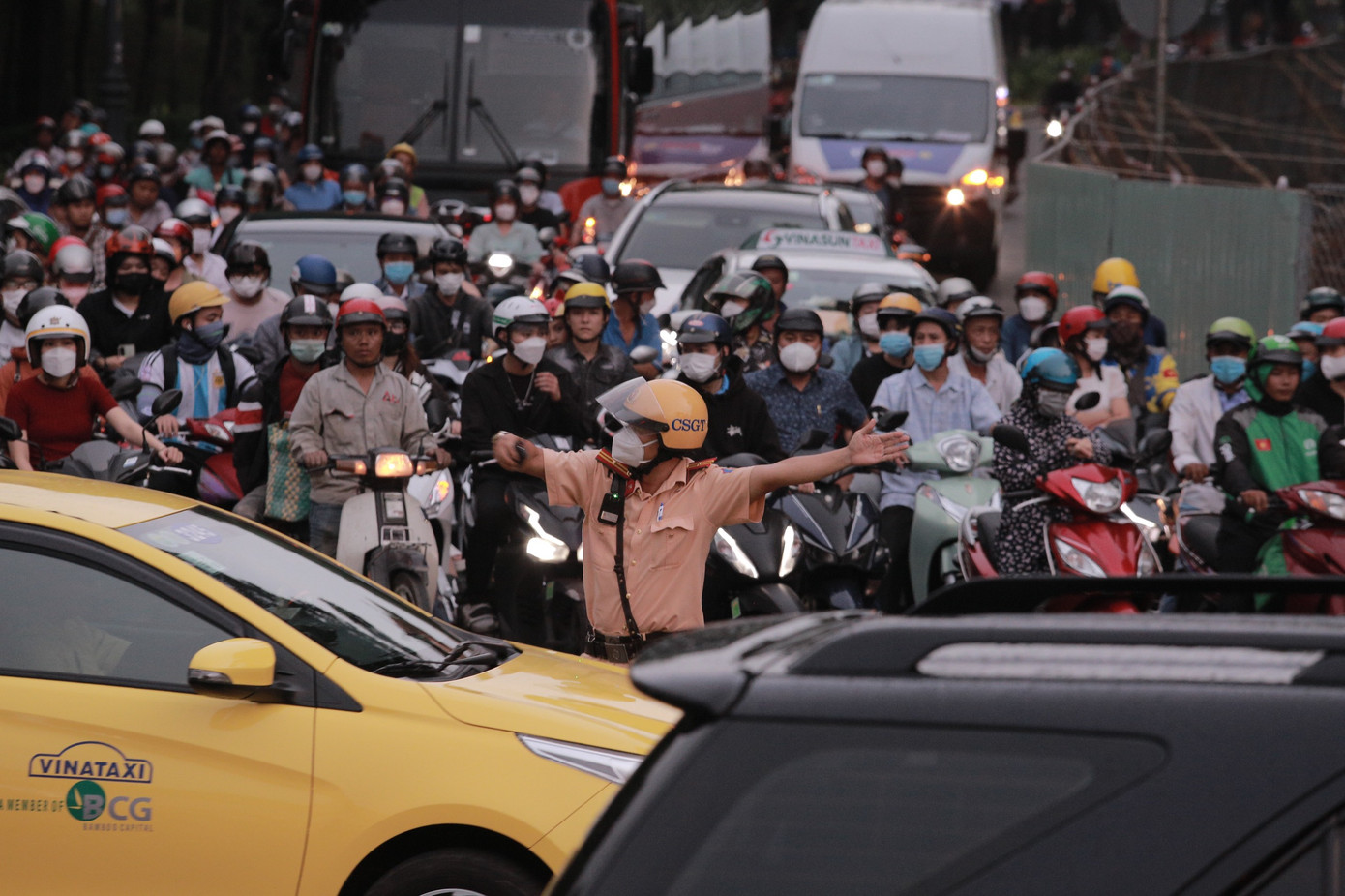 Lực lượng CSGT điều tiết giao thông ở khu vực đường Trần Quốc Hoàn. Lực lượng CSGT điều tiết giao thông ở khu vực đường Trần Quốc Hoàn.