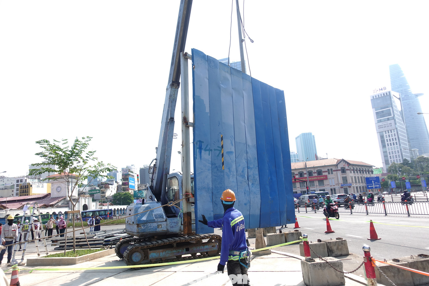 Hàng rào chắn cuối cùng ở khu vực thi công hạng mục giếng trời lấy sáng được tháo dỡ vào sáng 25/4.