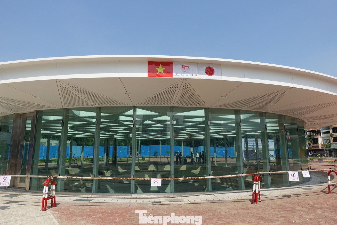 Tấm nhôm tổ ong được sử dụng làm vật liệu chính có kích thước khổ lớn không có nhiều nhà máy trên thế giới có thể sản xuất được, phải gia công và nhập trực tiếp từ Nhật Bản.