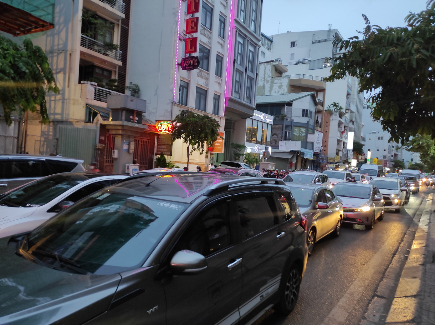 Đường Bạch Đằng đông đúc phương tiện lúc 18h ngày 28/4. Đường Bạch Đằng đông đúc phương tiện lúc 18h ngày 28/4.