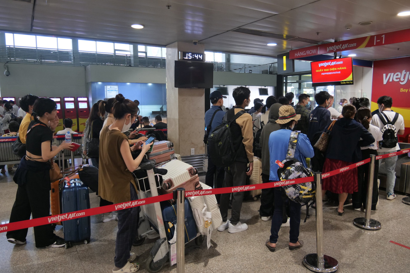 Theo ghi nhận của PV, dù lượng hành khách khá đông nhưng chưa xảy ra tình trạng ùn ứ.