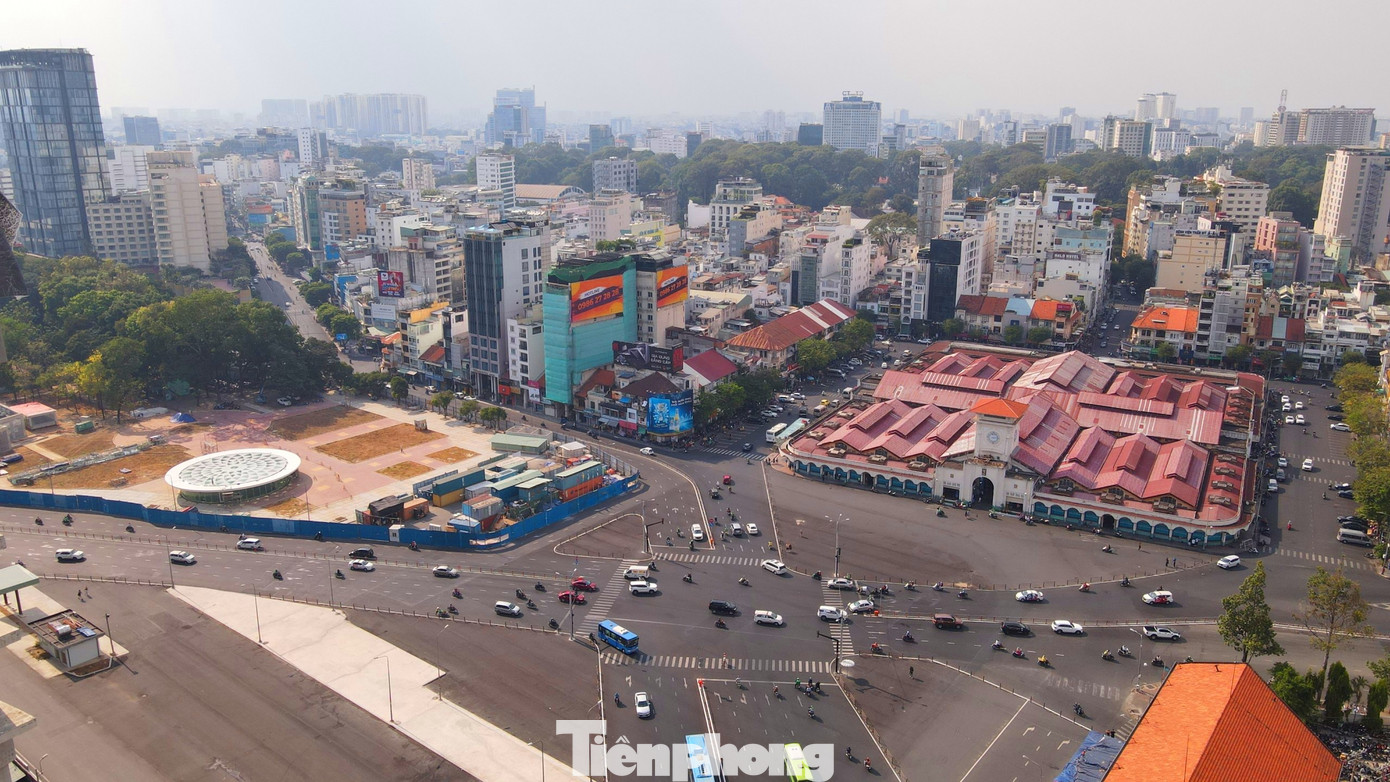 Cảnh quan phía trước chợ Bến Thành và khu vực giếng trời lấy sáng của nhà ga Bến Thành (bên trái) lúc chưa tháo dỡ rào chắn. Ảnh: CTV