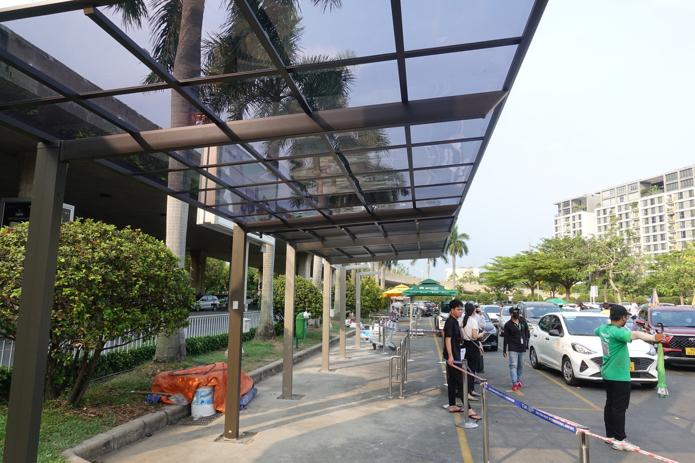 Đại diện Cảng Hàng không quốc tế Tân Sơn Nhất cũng cho biết đơn vị đã lắp mái che tại khu vực đón khách của các hãng taxi công nghệ. Dự kiến đến ngày 5/5, sẽ phủ toàn bộ hệ thống mái che dài 20 mét để hành khách đi bộ từ nhà ga quốc tế đến nơi đón xe taxi công nghệ.