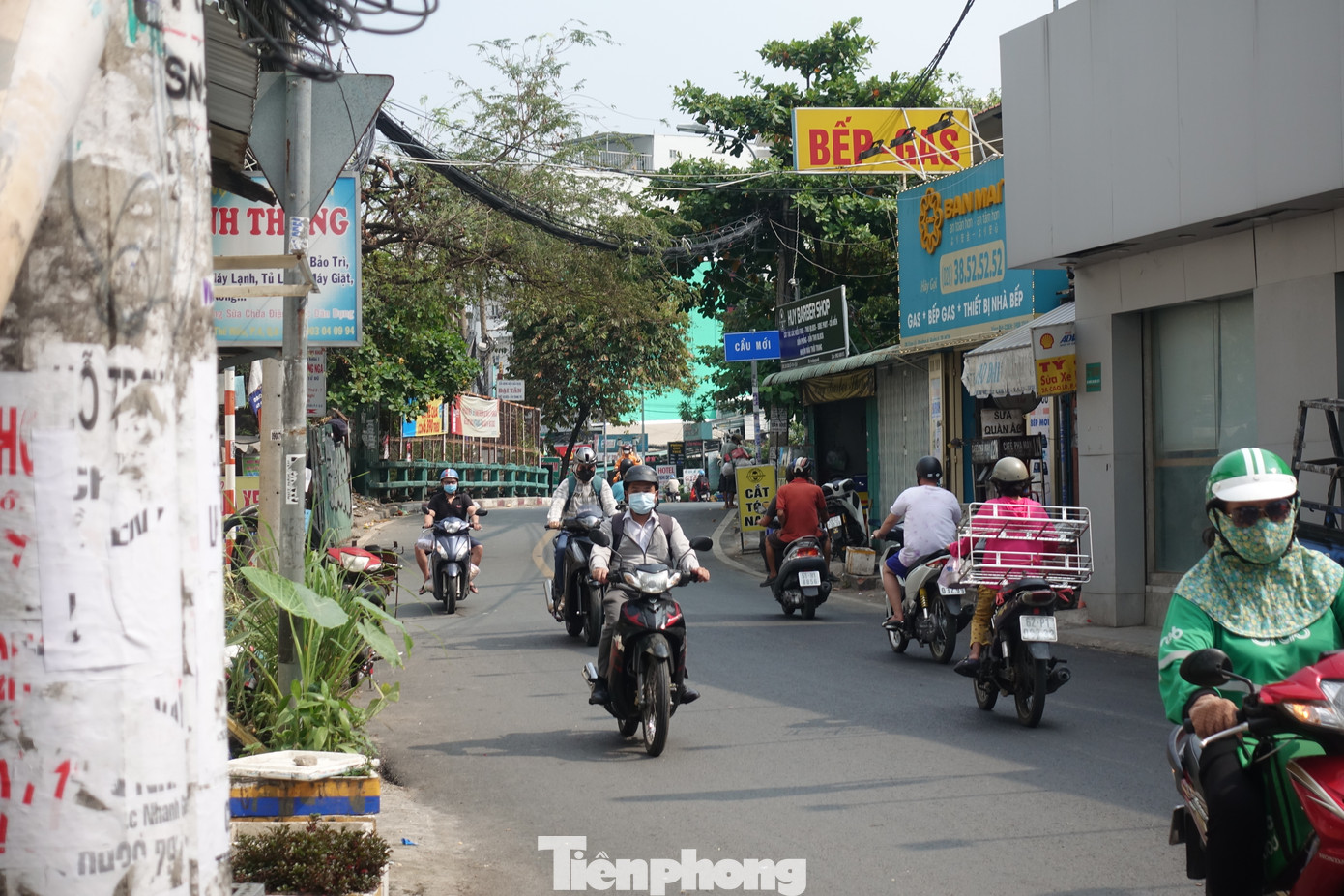 “Cả đoạn đường đã được mở rộng rất khang trang, xe cộ đi lại rất thuận lợi. Bây giờ chỉ còn một đoạn ngắn chừng vài trăm mét còn nhỏ hẹp, xe cộ thường xuyên bị ùn ứ trong giờ cao điểm. Thời gian qua, chúng tôi đều trông chờ đoạn đường này được mở rộng để đi lại dễ dàng, kinh doanh cũng thuận lợi hơn”- Anh Nguyễn Minh Nhựt (người dân ngụ quận 8, TPHCM) bày tỏ.