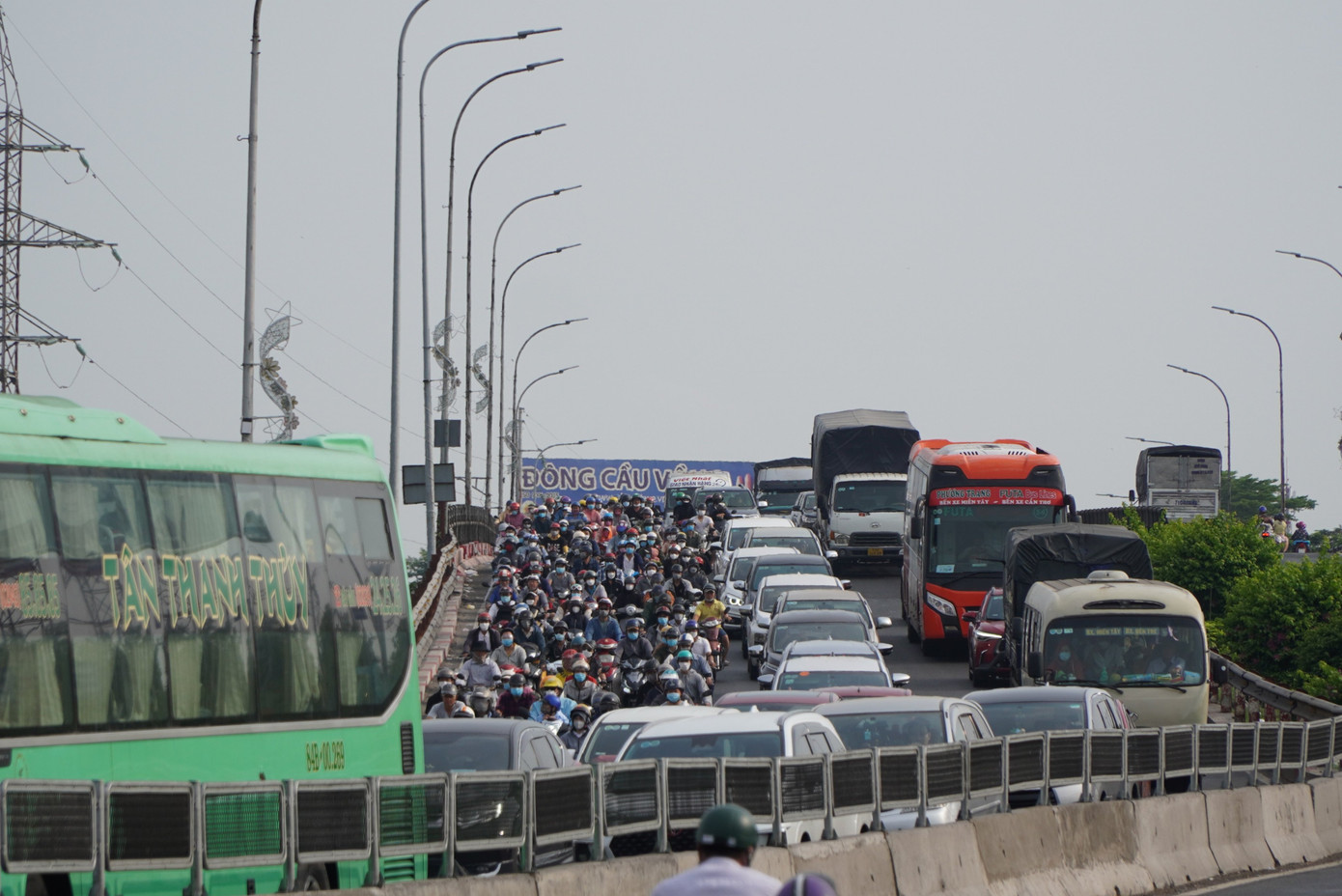 Phương tiện tấp nập trên quốc lộ theo hướng từ TPHCM đi các tỉnh, thành miền Tây Nam Bộ. Phương tiện tấp nập trên quốc lộ theo hướng từ TPHCM đi các tỉnh, thành miền Tây Nam Bộ.