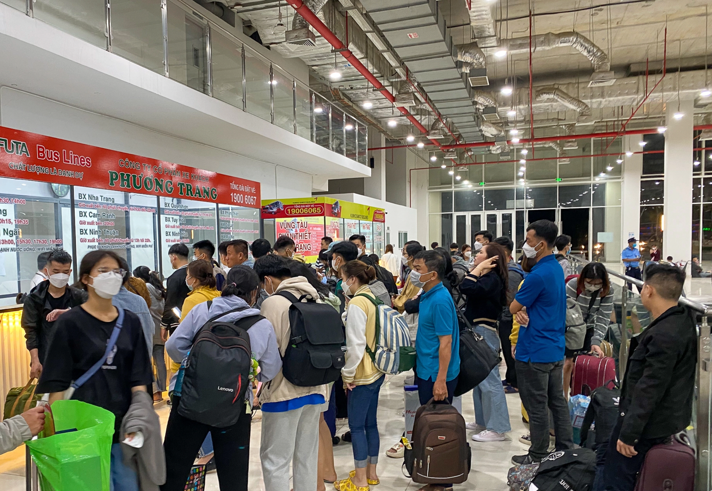 Hành khách tại bến xe Miền Đông mới (TP Thủ Đức) trong dịp nghỉ Tết 2023. Ảnh: A.T