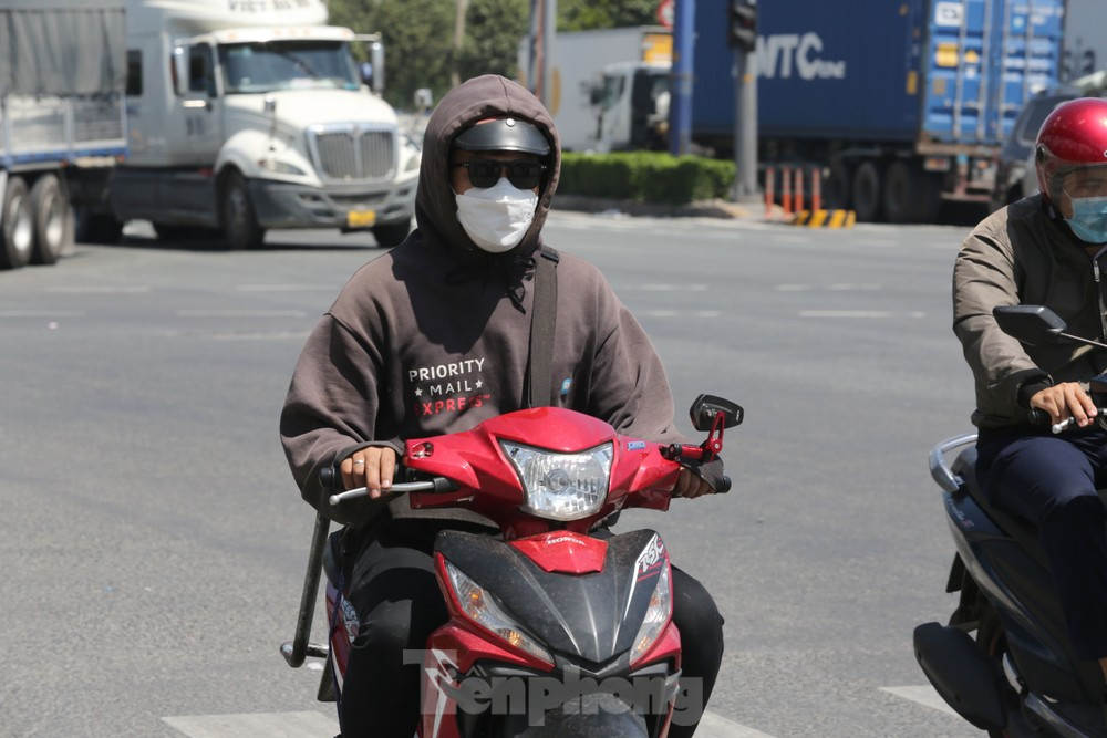 Những ngày qua, TPHCM và khu vực Nam Bộ liên tục xuất hiện nắng nóng trên diện rộng. Ảnh: Hữu Huy