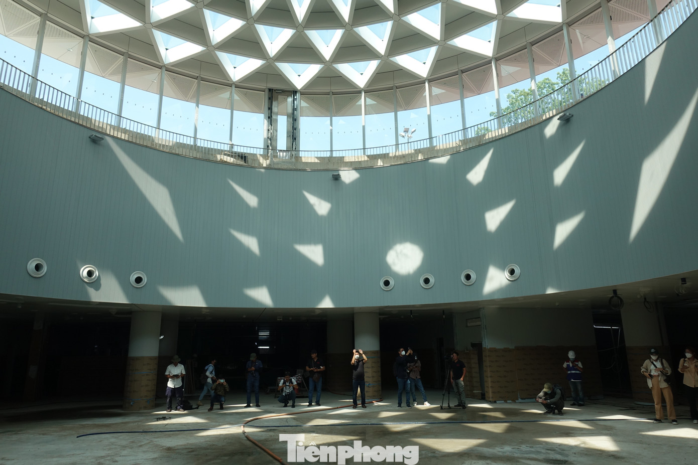 Giếng trời có kết cấu vòm với đường kính khoảng 27m.