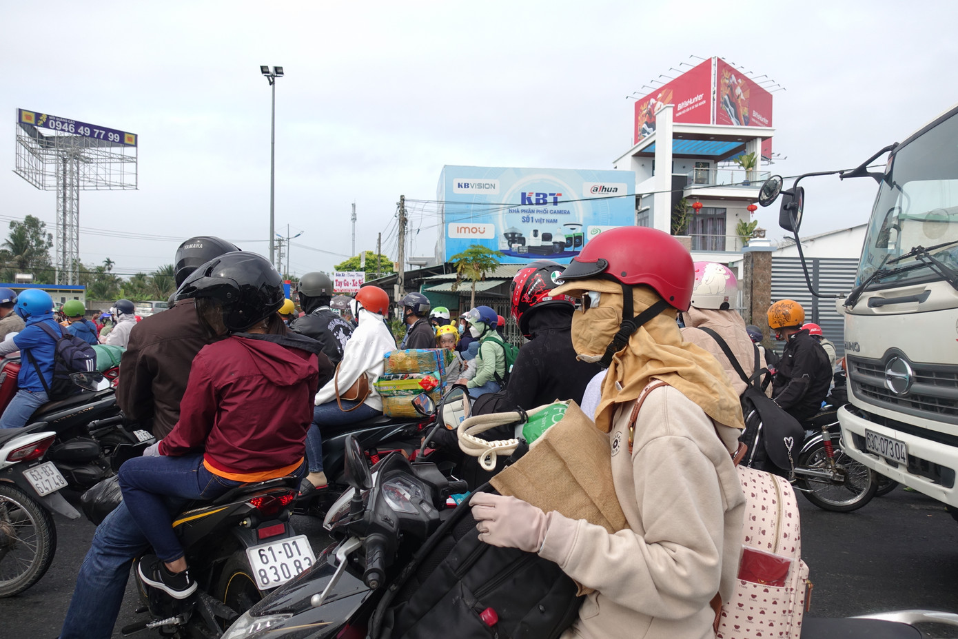 Người dân về quê với lỉnh kỉnh hành lý, đồ đạc trên xe. Người dân về quê với lỉnh kỉnh hành lý, đồ đạc trên xe.